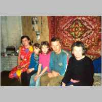 001-1065 Diese russische Familie in Allenburg wird von deutschen Schulkindern unterstuetzt.jpg